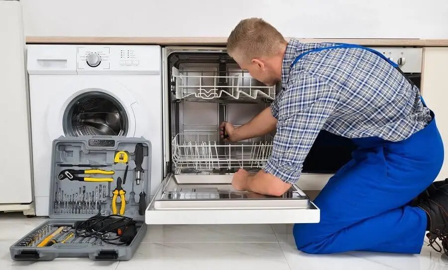 Etimesgut Sigma servisi teknisyen ekibi beyaz eşya tamiri yaparken